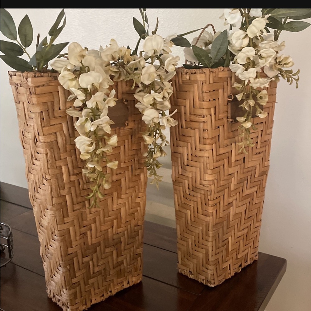 Wall hanging baskets